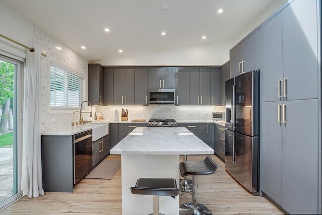 Building Photo - 12042 Sylvester St