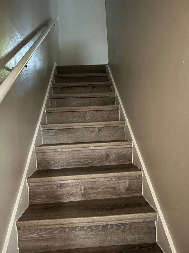 Building Photo - Available NOW  - 2 story 2 Bed 1 Bath - 2 ...