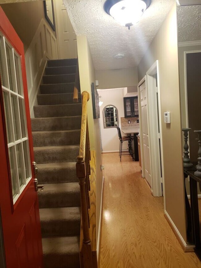 Building Photo - Charming 3-Bedroom, 2.5 Bath SFH with Fron...