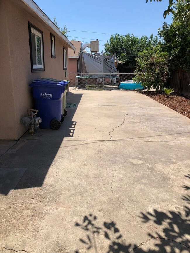 Building Photo - Single Family Home
