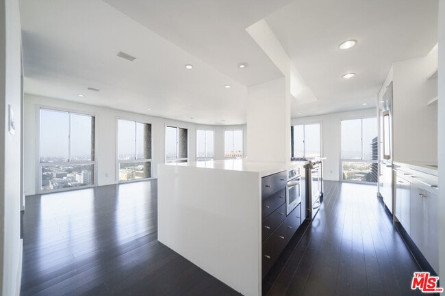 Building Photo - 800 W 1st St