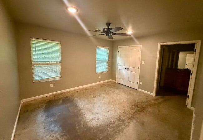Building Photo - 1215 Haltom St