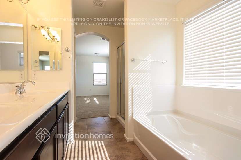 Building Photo - 1323 E Palomino Way