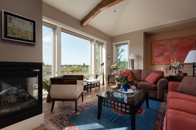 Building Photo - Tetherow!! Amazing Townhome that is fully ...
