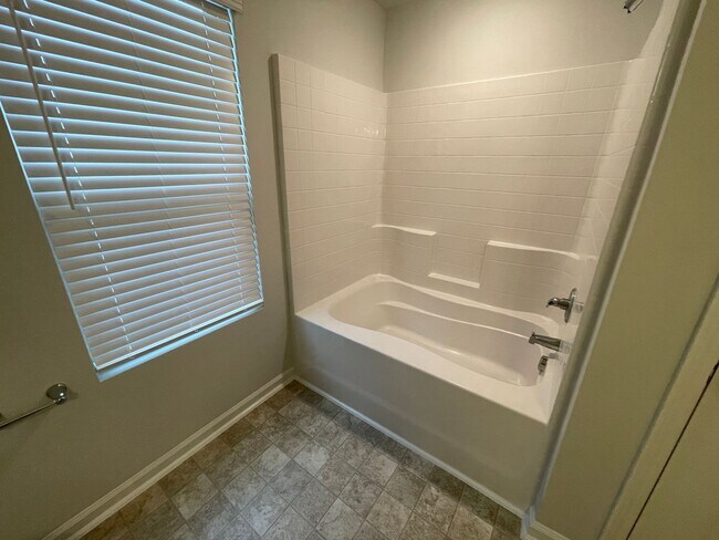 Building Photo - 3 bedroom home in Lexington area! Available in June