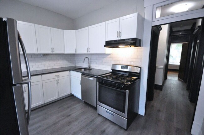 Building Photo - 131 W 8th Ave