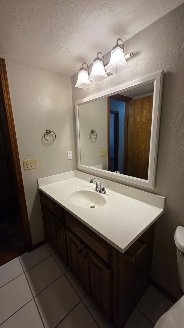 Building Photo - Wonderful 2 Bedroom Duplex In Bethany Ok.  $1250 Per Month!