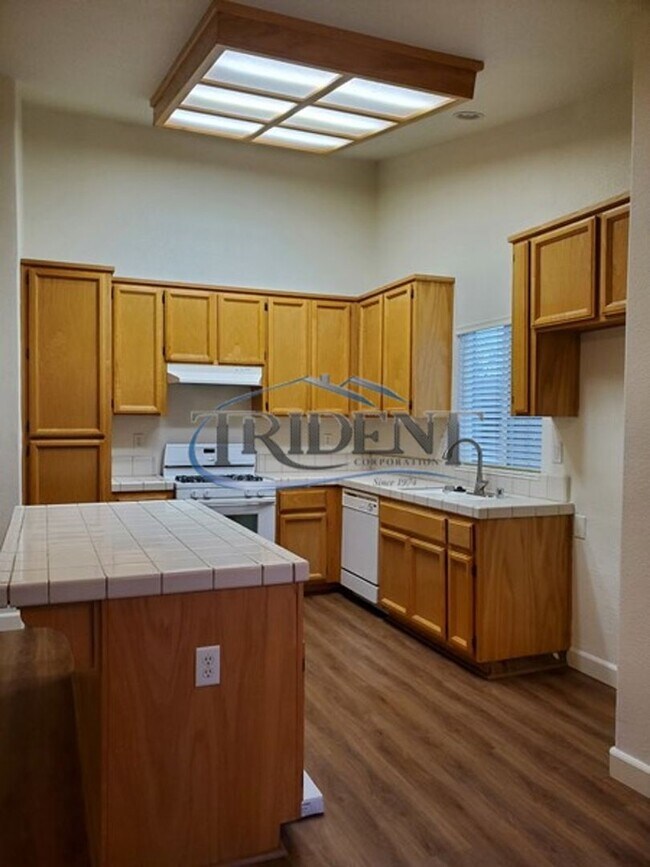 Building Photo - 4 bedroom 2 bath near schools and parks