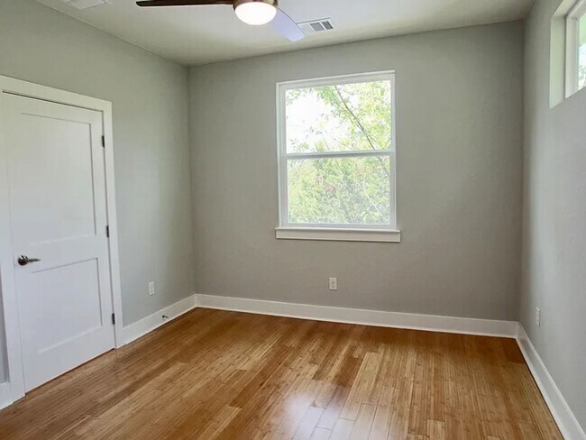 Building Photo - East Riverside near parks