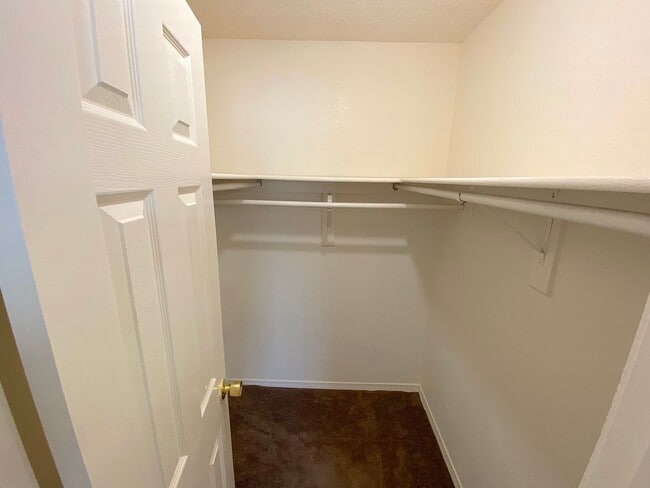 Building Photo - East El Paso 4 bed Refirg A/C