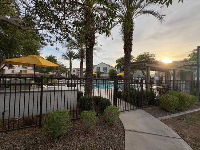 Building Photo - Modern 3-Bedroom + Loft + Den in Gated Pho...