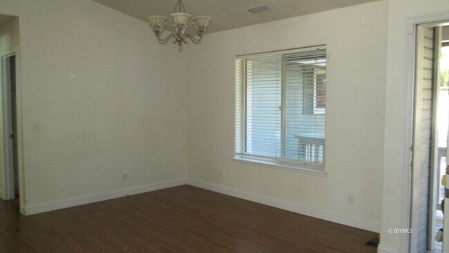 Building Photo - 3 bedroom Rental with garage