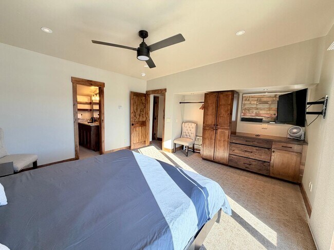 Building Photo - 628 Cranmer Ave