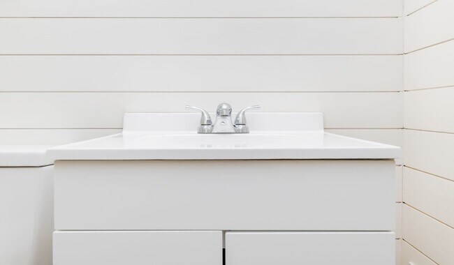 Building Photo - 4BR/2Ba house- Ready for new occupant!