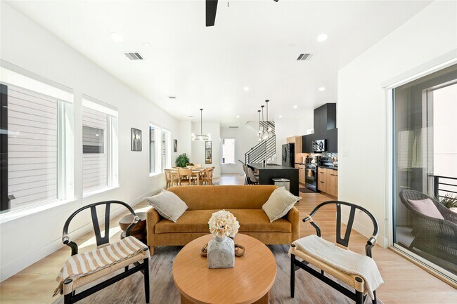 Building Photo - 3008 Delano St