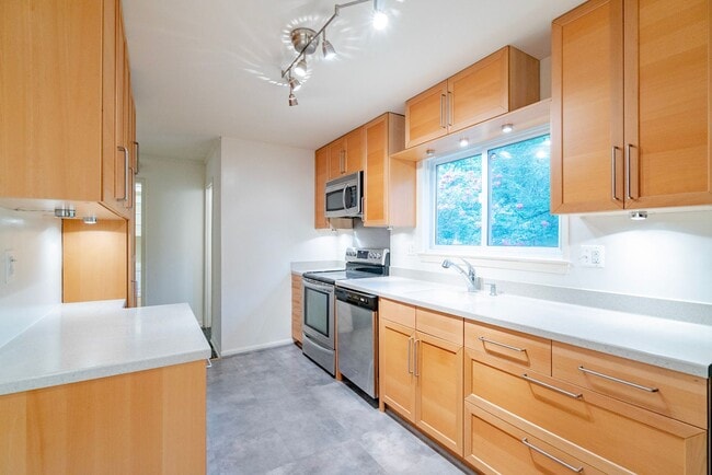 Building Photo - Fabulous 4 Bed 2.5 Bath Colonial With Pati...