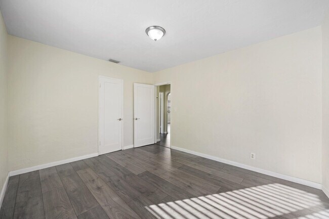 Building Photo - 1535 Plunkett St