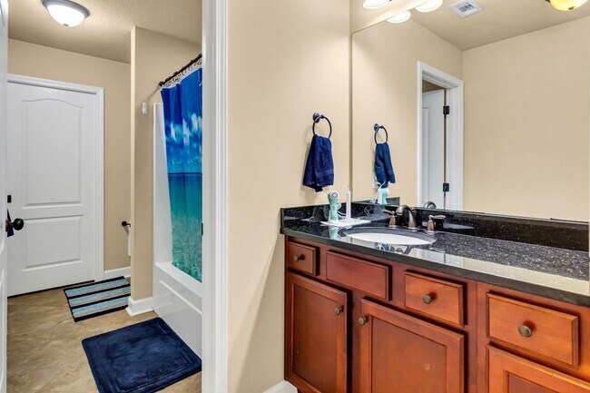 Building Photo - 5 Bedrooms in Crestview!!