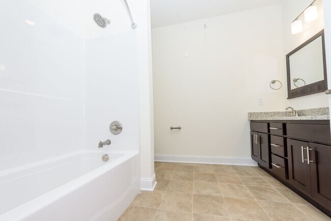 Building Photo - Luxury Living with Extra Space – 1 Bed + D...