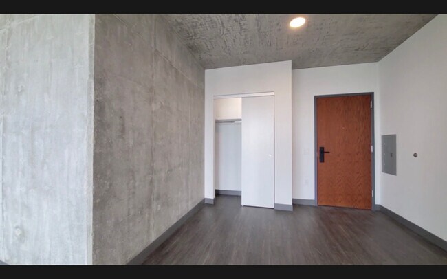 Building Photo - 1301 W Lake St