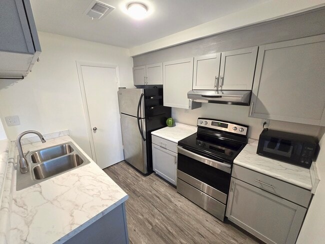 Building Photo - Charming 3BD/3BA Home with Modern Upgrades
