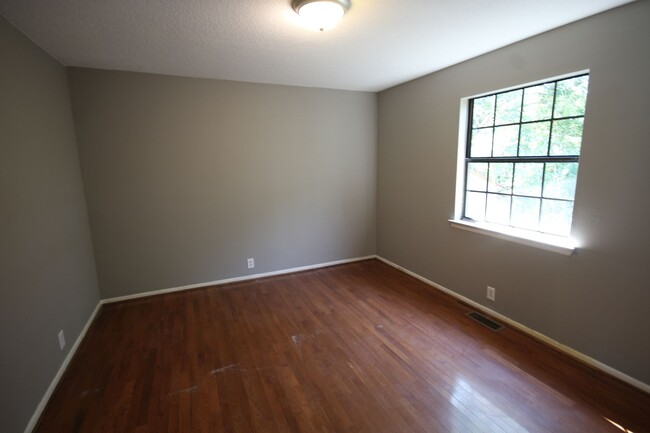 Building Photo - Now Available! 1 bedroom 1 bathroom in Ros...