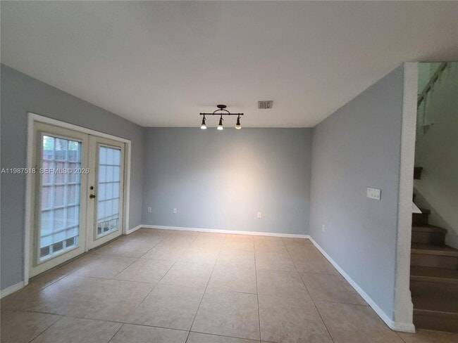 Building Photo - 3071 Riverside Dr