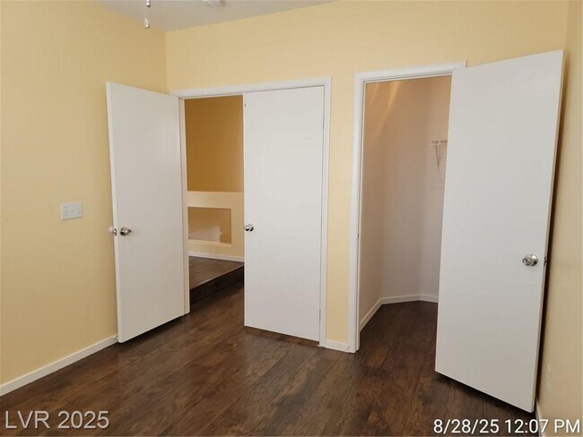 Building Photo - Charming Silverado Ranch Home!