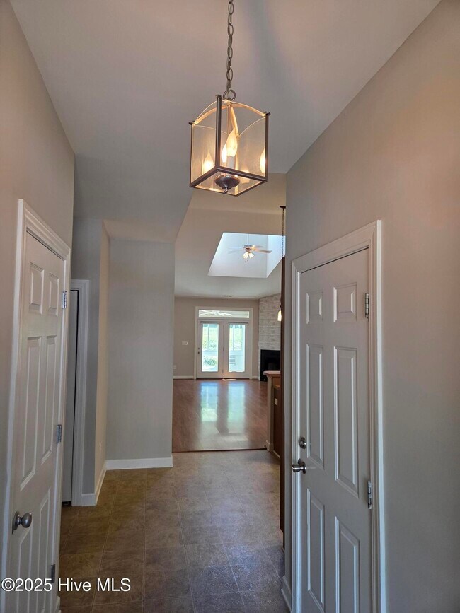 Building Photo - 521 Village Green Dr