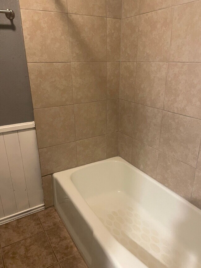 Building Photo - Spacious 3/2/2 with quick access to the Loop