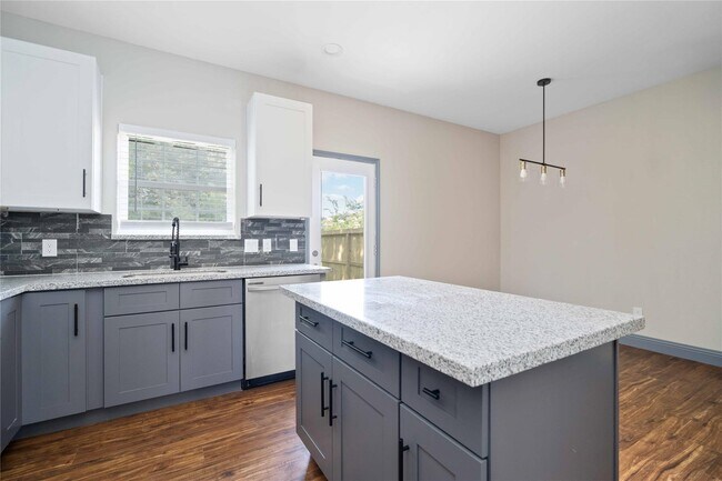 Building Photo - 4506 Mayflower St