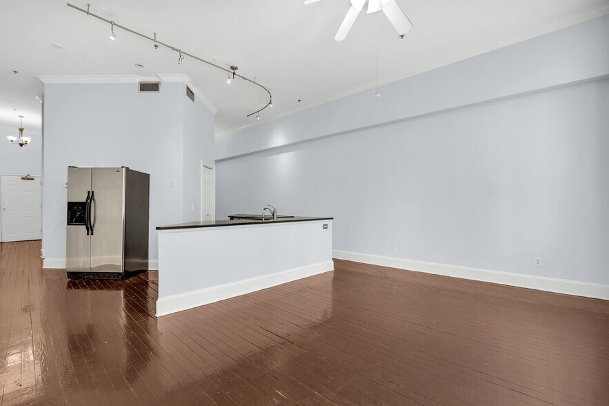 Building Photo - 321 W Broughton St