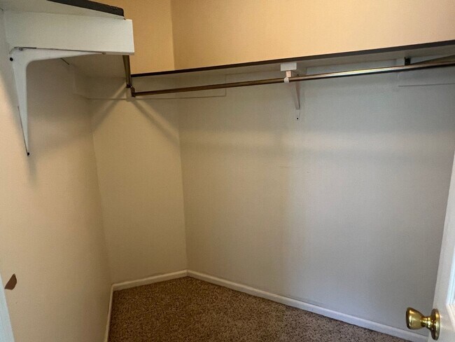 Building Photo - 3BR/2BA Available Immediately