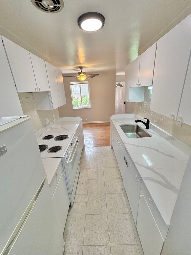 Building Photo - Prime Location! 1BR Bungalow Near DU, Light Rail & Porter Hospital — Available Now!!