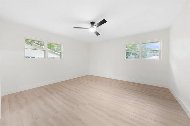 Building Photo - 1403 Creekview Dr