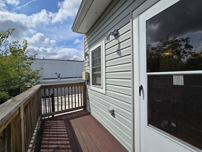 Building Photo - Spiffy 3 Bedroom, 2 Full Bathroom Rowhome just steps from Lincoln Park!!