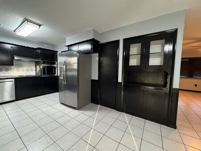 Building Photo - 505 SW 69th- New Year move in special- JAN...