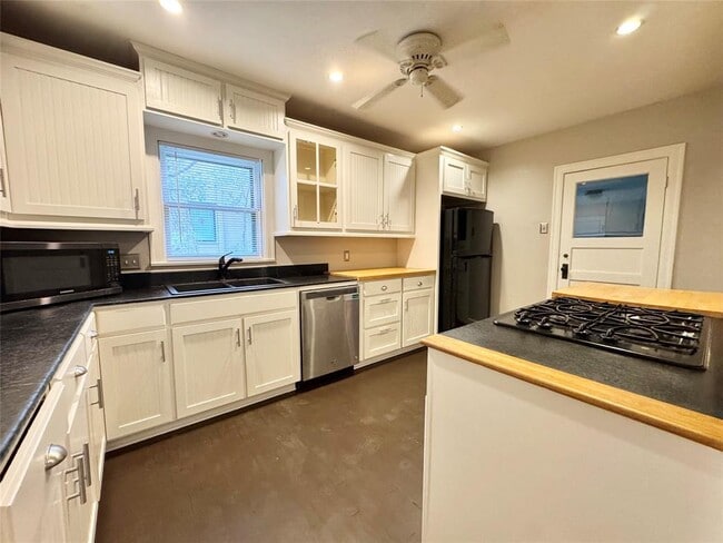 Building Photo - 1300 Crestwood Rd