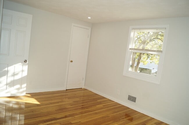 Building Photo - 48 Bornwood Dr