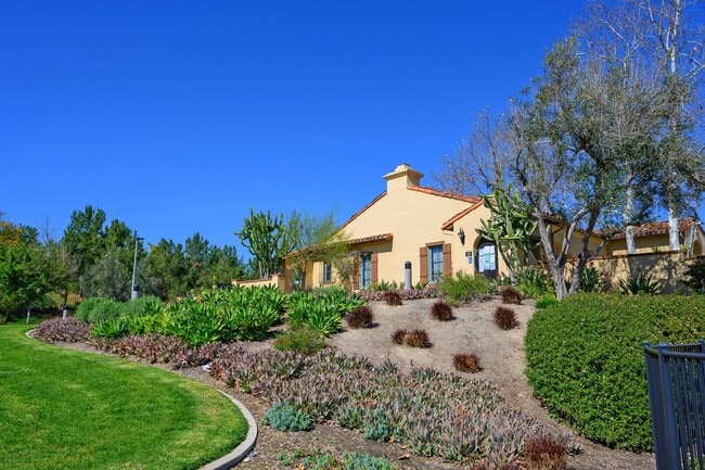 Building Photo - Gorgeous Eastlake Townhome!