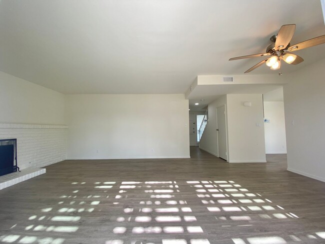 Building Photo - Modern Elegance in North Clairemont! Updat...