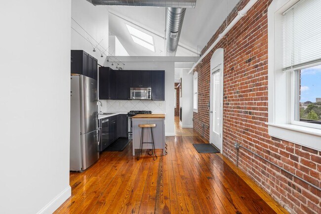 Building Photo - 755 Westminster St