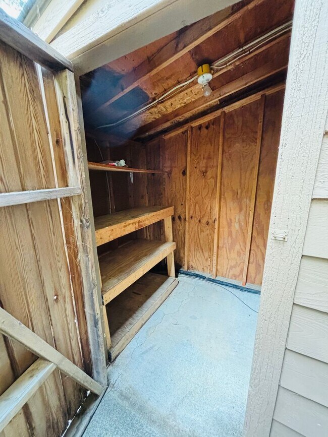 Building Photo - 911 Lora Ln