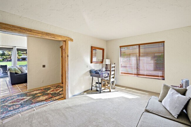 Building Photo - Spacious Two Bedroom Condo in Gated Commun...