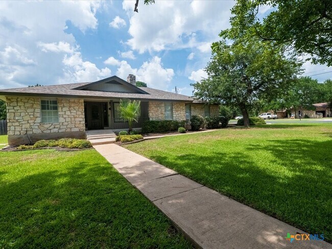 Building Photo - 300 Las Plumas Dr