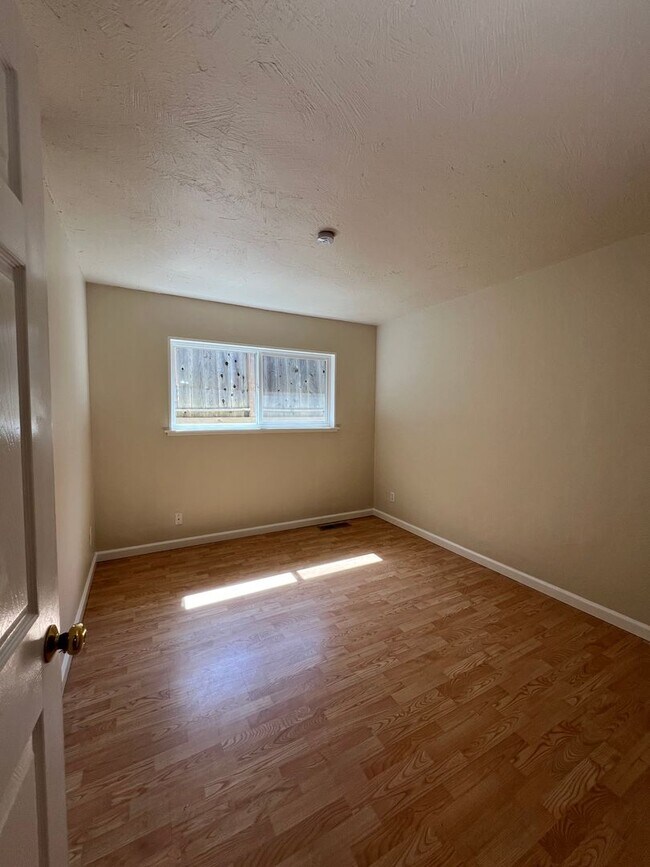 Building Photo - Charming 3bd / 2ba Long-Term Rental