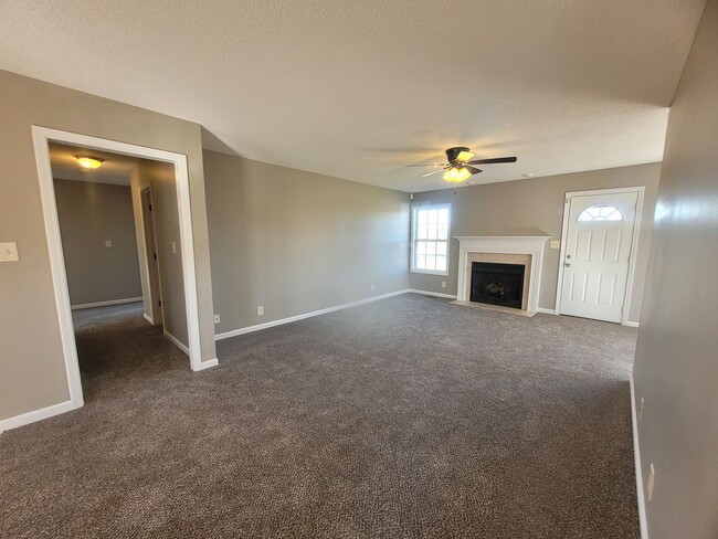 Building Photo - $1900 - 4 Beds 3 Bath + Bonus Room w/ Massive Fenced Yard