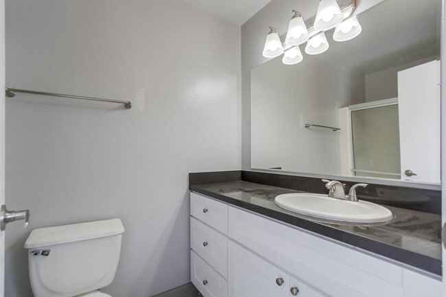 Building Photo - Spacious 3 Bedroom Condo Available for Move In May 1st