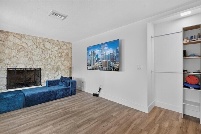 Building Photo - 16840 SW 87th Ave