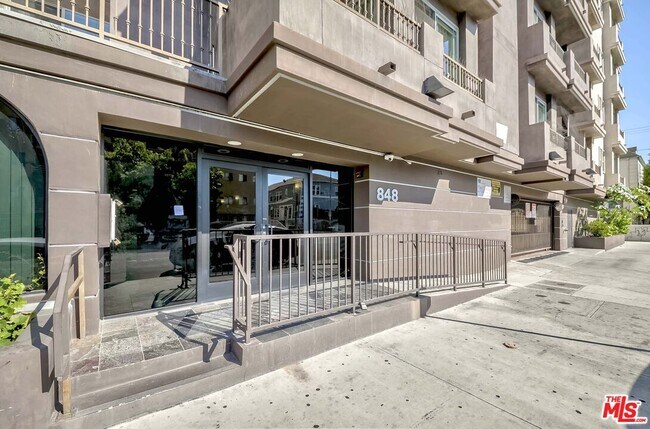 Building Photo - 848 Irolo St